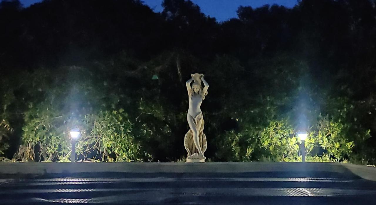 Offrez-Vous Un Sejour Dans Notre Gite A Entressen Une Grande Piscine Pour Se Rafraichir ,Un Espace De Jeux Pour Enfants Pour Des Heures De Divertissement Un Terrain De Petanque Pour Des Parties Endiablees Exterior photo