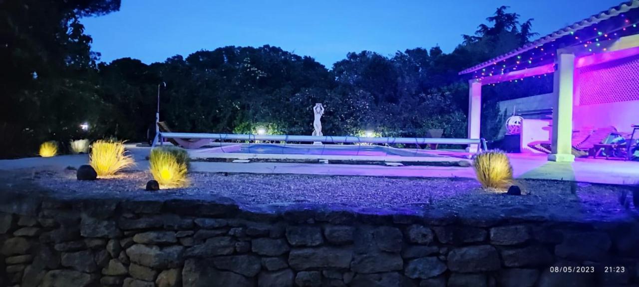 Offrez-Vous Un Sejour Dans Notre Gite A Entressen Une Grande Piscine Pour Se Rafraichir ,Un Espace De Jeux Pour Enfants Pour Des Heures De Divertissement Un Terrain De Petanque Pour Des Parties Endiablees Exterior photo